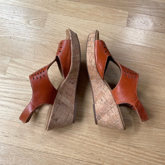 Comfortiva Leather Cork Wedge Sandals Size 8.5 in Excellent Condition - Picture 6 of 13